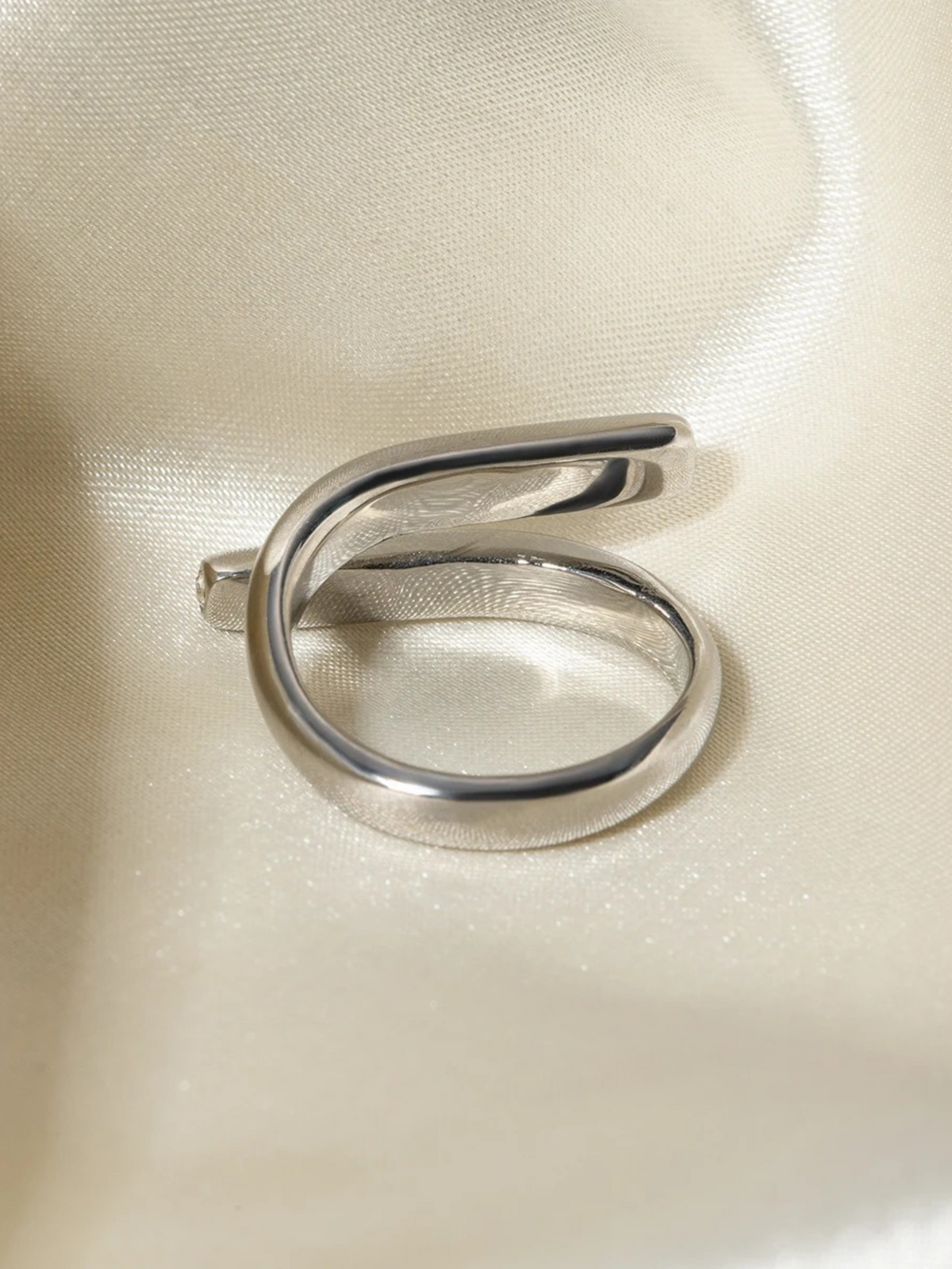 Kyra | Elegante Looping Ring