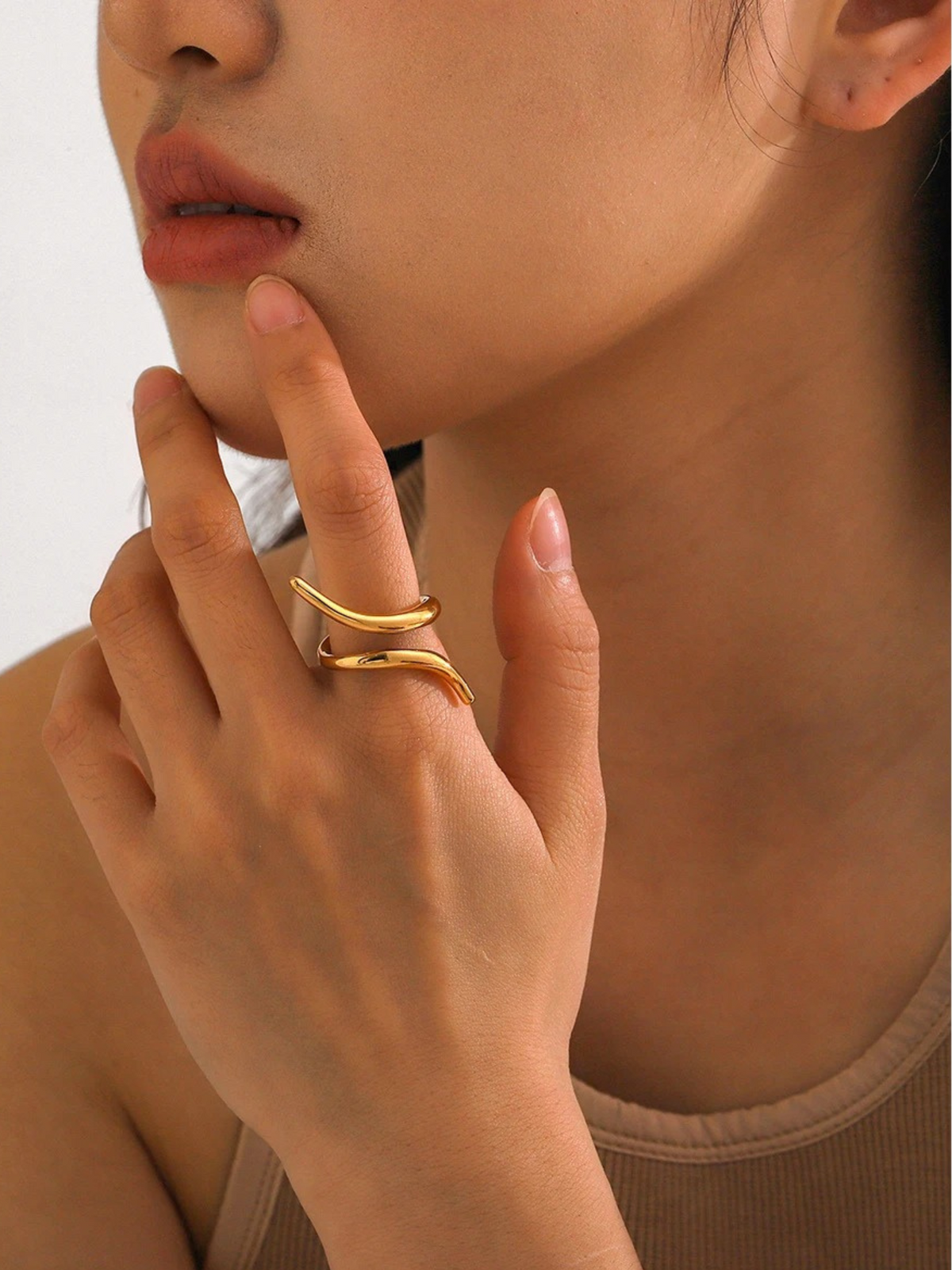 Hazel | 18K Luxe Ring met Twist Ontwerp